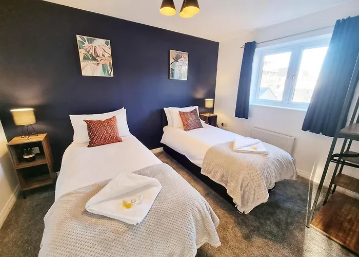 Stylish 3 Bedrooms & 2 Bathrooms House, Free Parking On Premises!