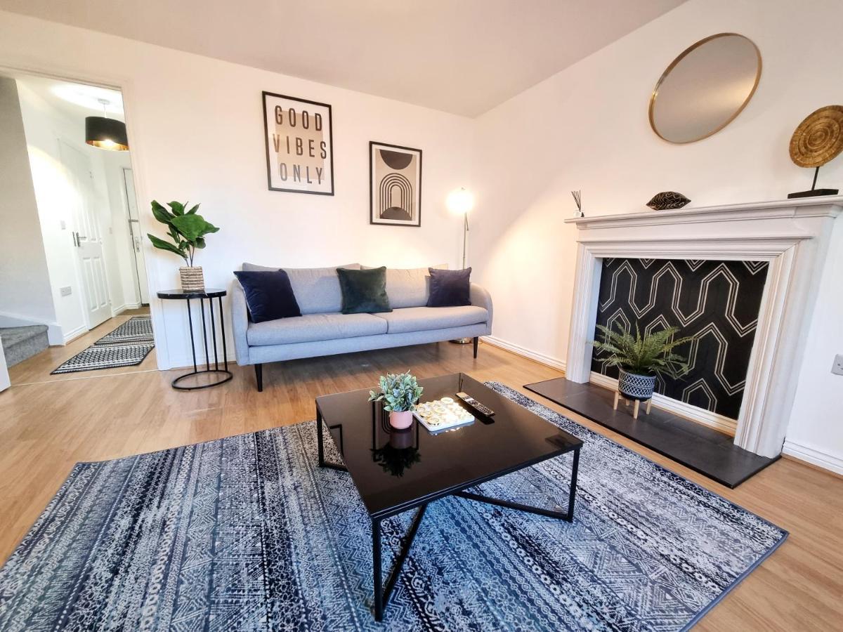 Holiday home Stylish 3 Bedrooms & 2 Bathrooms House, Free Parking On Premises!